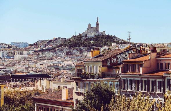 Photographie de la ville avec la cathédrale sur une colline