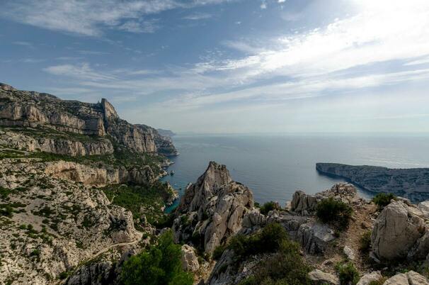 Photographie du parc avec l'océean entouré de rochers