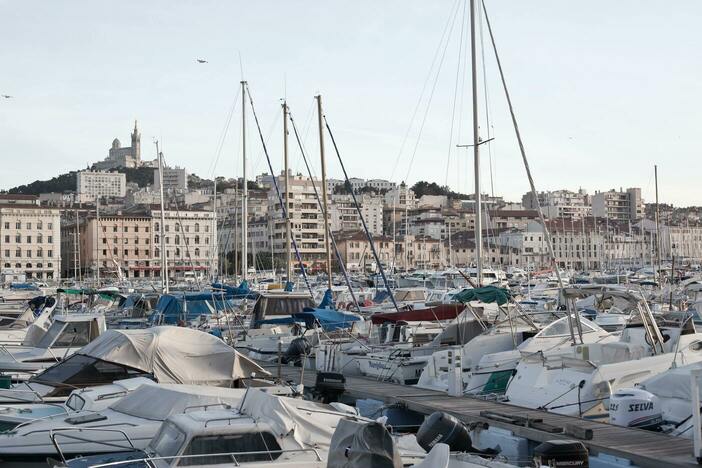 Photographie d'une ville portuaire avec bateaux à voile